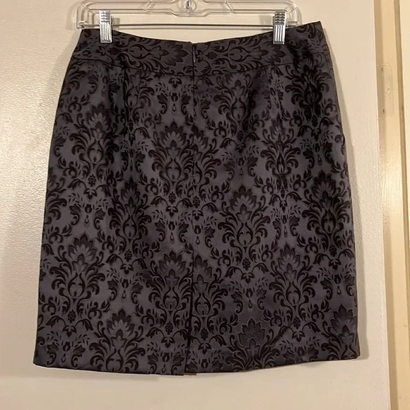 Ann Taylor gray damask skirt with pockets! - Picture 4 of 8